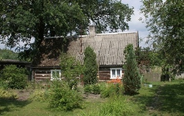 Drewniana chata konstrukcji zrębowej we Wierzchach